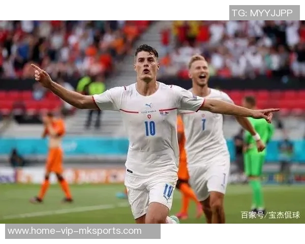 C罗在欧洲杯受伤后依然坚持领奖展现运动员的坚韧精神