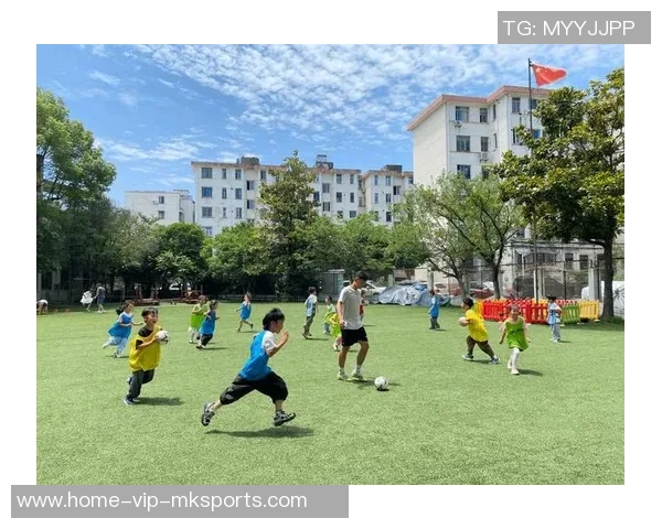 小孩子与足球明星亲密互动共度快乐时光激发梦想与热情